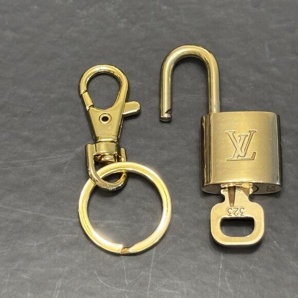 Authentic Louis Vuitton Brass Lock&key #323 W/ New Unbranded Gold Tone Key Chain - Picture 4 of 7